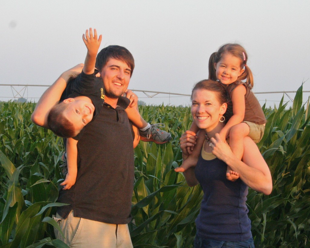 Zach y Anna Hunnicutt son un ejemplo de familias de jóvenes agricultores estadounidenses. Viven en Nebraska con sus hijos Everett y Adeline. 